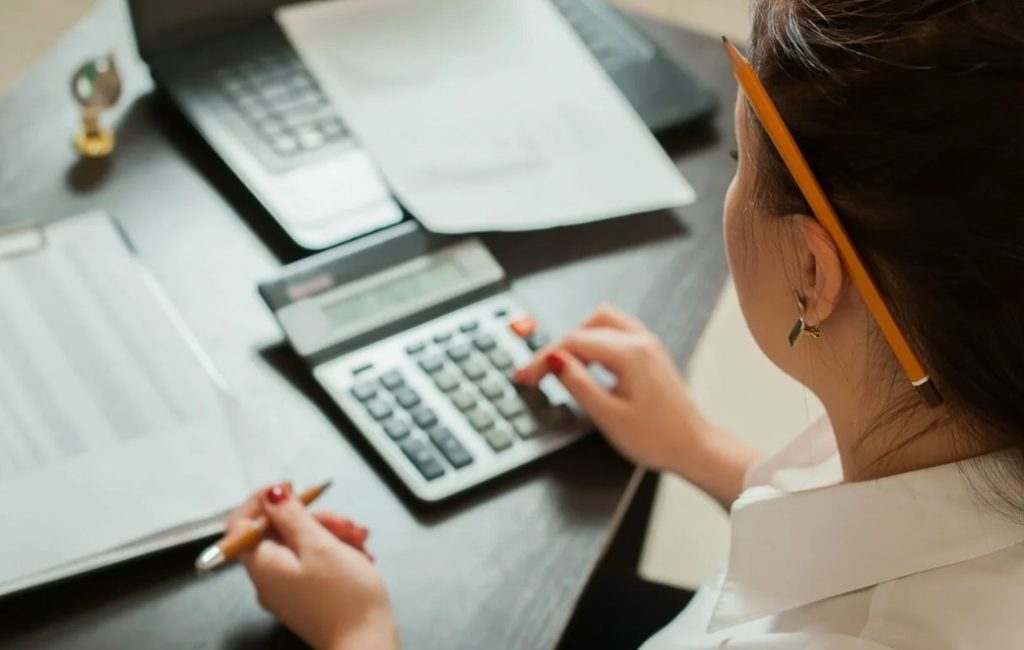 Комплексный аутсорсинг бухгалтерии: как бизнесу снизить риски и не утонуть в реформах