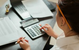 Комплексный аутсорсинг бухгалтерии: как бизнесу снизить риски и не утонуть в реформах